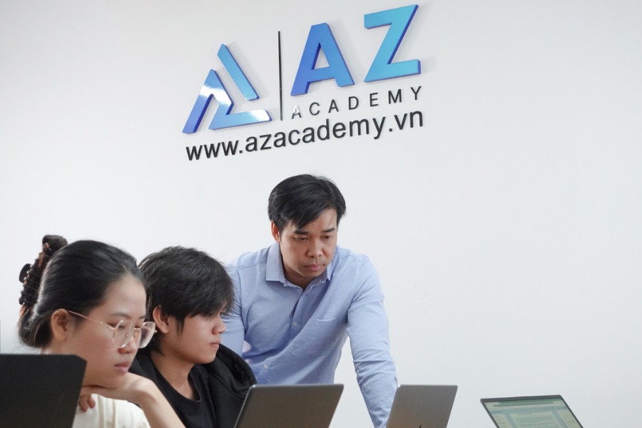 Giảng viên hỗ trợ giải đáp chi tiết thắc mắc của học viên