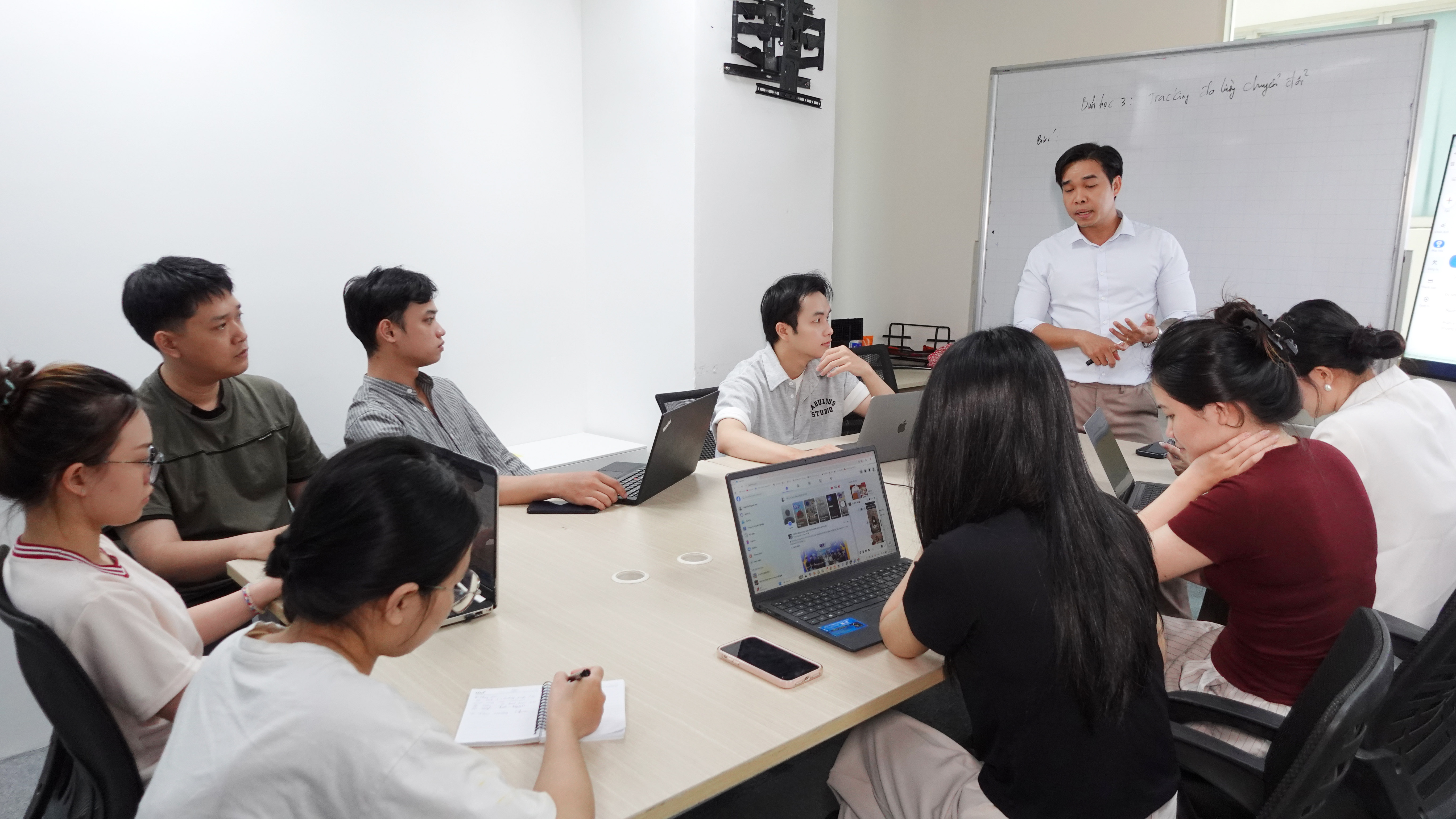 Xây dựng kênh TikTok & Facebook AZ Academy